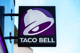 A sign for a Taco Bell restaurant.